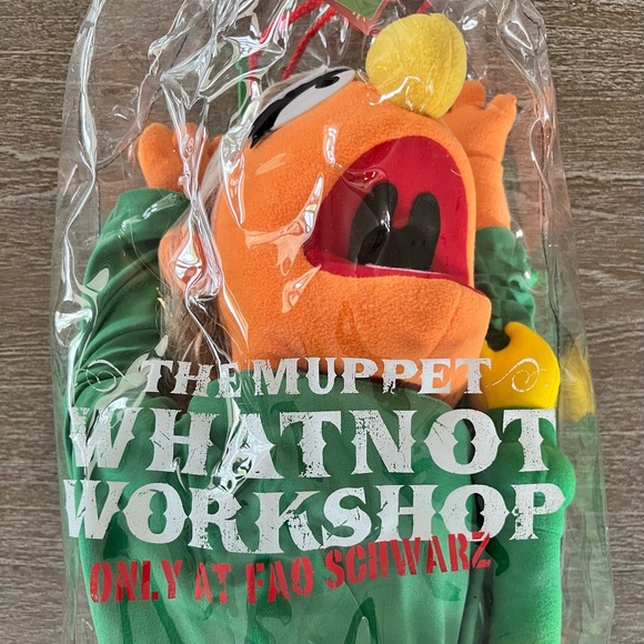 Muppet Whatnot Workshop custom Statue of Liberty puppet w/ branded bag & book - Picture 15 of 16